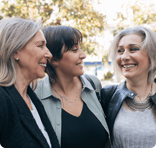 Drie lachende vrouwen van middelbare leeftijd