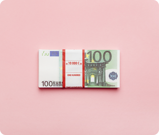Stapel eurobiljetten op een roze achtergrond