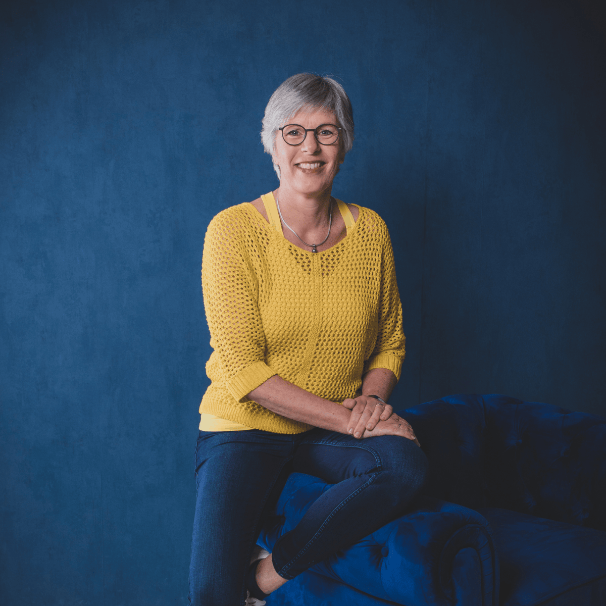 Portret Esther Geel zittend